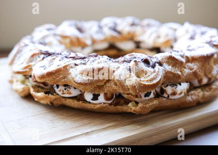Hausgemachtes Paris-Brest Gebäck auf Schneidebrett Stockfoto