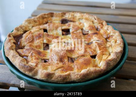 Frisch hausgemachter Apfelkuchen mit Gitterkruste Stockfoto