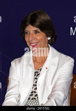 Mumbai, Indien. 15. September 2022. Catherine Colonna, Ministerin für Europa und auswärtige Angelegenheiten Frankreichs, lächelt während einer Veranstaltung in Mumbai: „Frankreich und Indien im Indo-Pazifik: Eine wichtige Partnerschaft in schwierigen Zeiten“. Der französische Außenminister war vom 13.. Bis 15.. September 2022 zu einem dritten Besuch in Indien. Kredit: SOPA Images Limited/Alamy Live Nachrichten Stockfoto