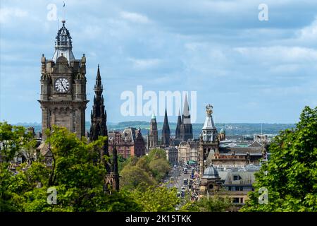 Blick nach Westen entlang der Princes Street Edinburgh, Großbritannien von Calton Hill. Mit Dem Balmoral Hotel Clock Tower Und Dem Scott Monument Im Vordergrund. Stockfoto