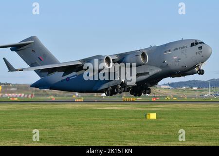 HRH The Queen's Coffin verlässt den Flughafen Edinburgh an Bord einer RAF C17. Fahren Sie in Richtung RAF Northolt London. Dann Weiter Zur Westminster Abbey. 13.. September 2022 Stockfoto