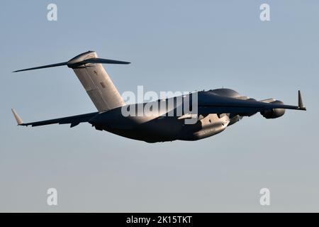 HRH The Queen's Coffin verlässt den Flughafen Edinburgh an Bord einer RAF C17. Fahren Sie in Richtung RAF Northolt London. Dann Weiter Zur Westminster Abbey. 13.. September 2022 Stockfoto