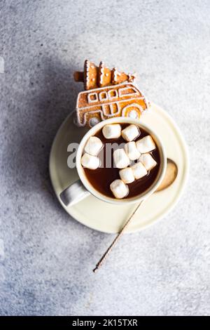 Von oben Becher mit heißer Schokolade und Mini-Marshallows und Lebkuchen Stockfoto