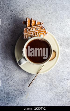 Von oben Becher mit heißer Schokolade und Lebkuchen Stockfoto
