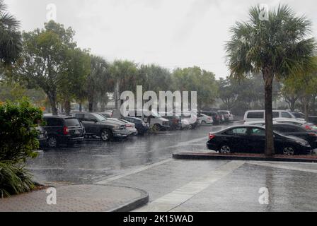 Hotelparkplatz bei starkem Regen, Miami, Florida, USA Stockfoto