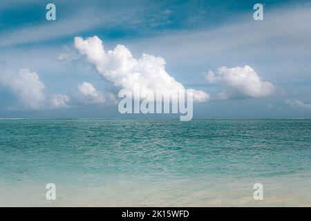 Transparentes, plätscherndes Wasser endlosen Meeres unter blauem Himmel auf den Malediven Stockfoto