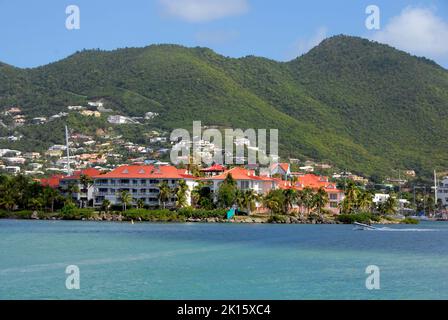 Am Wasser gelegene Gebäude an der Simpson Bay Lagoon, Sint Maarten, Karibik Stockfoto