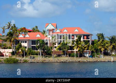 Am Wasser gelegene Gebäude an der Simpson Bay Lagoon, Sint Maarten, Karibik Stockfoto