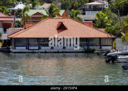 Haus am niedrigen Wasser neben Simpson Bay Lagoon, Sint Maarten, Karibik Stockfoto