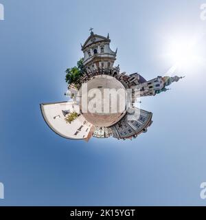 Kleiner Planet und sphärische Antenne 360 Panoramablick auf die Straße alte mittelalterliche Stadt mit Kirche und historischen Gebäuden Stockfoto