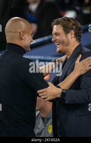 MANCHESTER, ENGLAND - SEPTEMBER 14: Cheftrainer Pep Guardiola von Manchester City und Cheftrainer Edin Terzic von Borussia Dortmund während der UEFA Champi Stockfoto