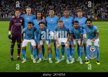 MANCHESTER, ENGLAND - SEPTEMBER 14: Manchester City Spieler posieren für Teamfoto, von links oben: Ederson, Erling Haaland, Nathan Ake, Rodrigo, Manuel A. Stockfoto
