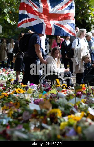 London, Großbritannien. 15. September 2022. Die Menschen betrachten Blumengebete für Großbritannien Königin Elizabeth nach ihrem Tod im Green Park in London, Großbritannien, 15. September 2022 Foto von Raphael Lafargue/ABACAPRESS.COM Quelle: Abaca Press/Alamy Live News Stockfoto