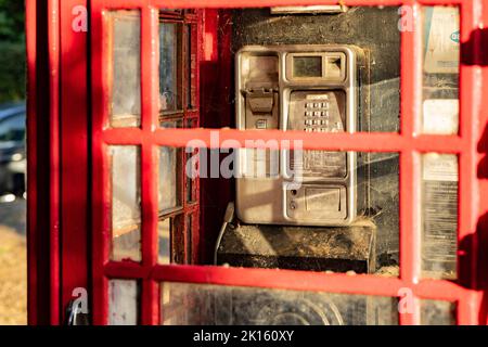 High Halden, Kent, vereinigtes Königreich, 21, August, 2022 eine alte traditionelle britische rote Telefonbox, bei der das Fenster entfernt und verwüstet wurde Stockfoto