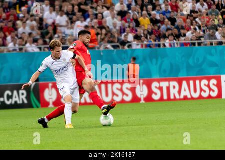 Bukarest, Rumänien. 15. September 2022. 15. September 2022: Malcolm Edjouma #18 von FCSB und Kristian Arnstad #61 von RSC Anderlecht während des UEFA Europa Conference League-Spiel der Gruppe B zwischen FCSB Bukarest und RSC Anderlecht im National Arena Stadium in Bukarest, Rumänien ROU. Catalin Soare/Cronos Kredit: Cronos/Alamy Live Nachrichten Stockfoto