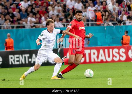 Bukarest, Rumänien. 15. September 2022. 15. September 2022: Malcolm Edjouma #18 von FCSB und Kristian Arnstad #61 von RSC Anderlecht während des UEFA Europa Conference League-Spiel der Gruppe B zwischen FCSB Bukarest und RSC Anderlecht im National Arena Stadium in Bukarest, Rumänien ROU. Catalin Soare/Cronos Kredit: Cronos/Alamy Live Nachrichten Stockfoto