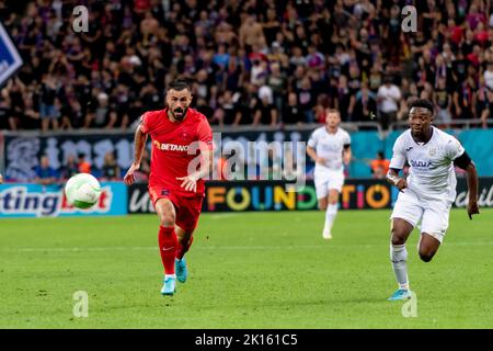 Bukarest, Rumänien. 15. September 2022. 15. September 2022: Valentin Cretu #2 von FCSB und Francis Amuzu #7 von RSC Anderlecht während des UEFA Europa Conference League-Spiels der Gruppe B zwischen FCSB Bukarest und RSC Anderlecht im National Arena Stadium in Bukarest, Rumänien, ROU. Catalin Soare/Cronos Kredit: Cronos/Alamy Live Nachrichten Stockfoto