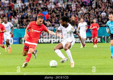 Bukarest, Rumänien. 15. September 2022. 15. September 2022: Razvan Oaida #26 von FCSB und Majeed Ashimeru #18 von RSC Anderlecht während des UEFA Europa Conference League-Spiel der Gruppe B zwischen FCSB Bukarest und RSC Anderlecht im National Arena Stadium in Bukarest, Rumänien ROU. Catalin Soare/Cronos Kredit: Cronos/Alamy Live Nachrichten Stockfoto