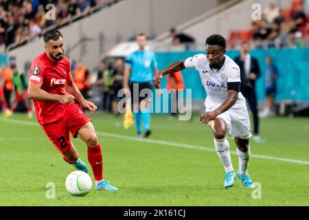 Bukarest, Rumänien. 15. September 2022. 15. September 2022: Valentin Cretu #2 von FCSB und Francis Amuzu #7 von RSC Anderlecht während des UEFA Europa Conference League-Spiels der Gruppe B zwischen FCSB Bukarest und RSC Anderlecht im National Arena Stadium in Bukarest, Rumänien, ROU. Catalin Soare/Cronos Kredit: Cronos/Alamy Live Nachrichten Stockfoto