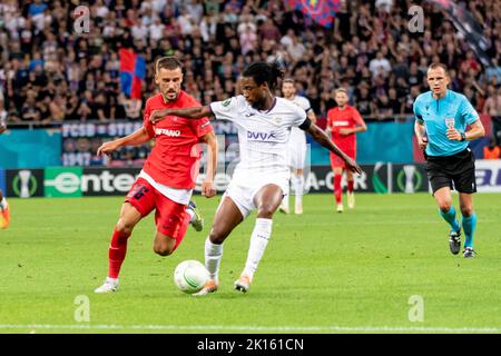 Bukarest, Rumänien. 15. September 2022. 15. September 2022: Razvan Oaida #26 von FCSB und Majeed Ashimeru #18 von RSC Anderlecht während des UEFA Europa Conference League-Spiel der Gruppe B zwischen FCSB Bukarest und RSC Anderlecht im National Arena Stadium in Bukarest, Rumänien ROU. Catalin Soare/Cronos Kredit: Cronos/Alamy Live Nachrichten Stockfoto