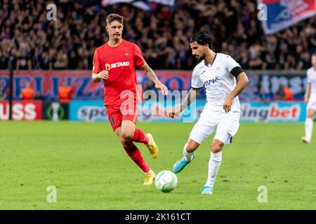 Bukarest, Rumänien. 15. September 2022. 15. September 2022: David Miculescu #11 von FCSB und Lior Refaelov #11 von RSC Anderlecht während des UEFA Europa Conference League-Spiel der Gruppe B zwischen FCSB Bukarest und RSC Anderlecht im National Arena Stadium in Bukarest, Rumänien ROU. Catalin Soare/Cronos Kredit: Cronos/Alamy Live Nachrichten Stockfoto