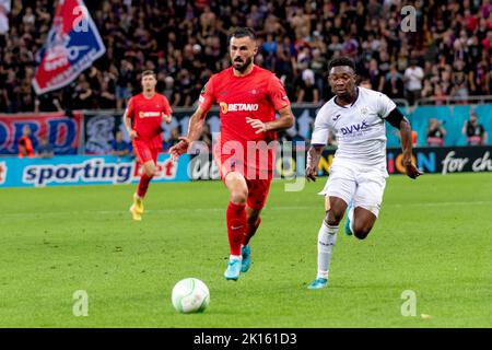 Bukarest, Rumänien. 15. September 2022. 15. September 2022: Valentin Cretu #2 von FCSB und Francis Amuzu #7 von RSC Anderlecht während des UEFA Europa Conference League-Spiels der Gruppe B zwischen FCSB Bukarest und RSC Anderlecht im National Arena Stadium in Bukarest, Rumänien, ROU. Catalin Soare/Cronos Kredit: Cronos/Alamy Live Nachrichten Stockfoto