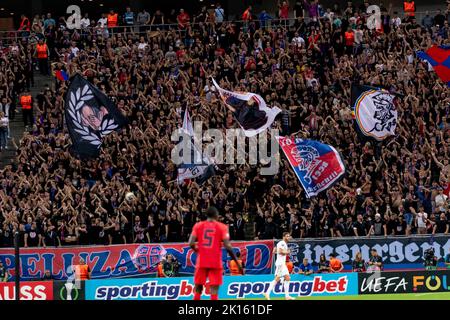 Bukarest, Rumänien. 15. September 2022. 15. September 2022: FCSB-Fans während des UEFA Europa Conference League-Spiels der Gruppe B zwischen FCSB Bukarest und RSC Anderlecht im National Arena Stadium in Bukarest, Rumänien, ROU. Catalin Soare/Cronos Kredit: Cronos/Alamy Live Nachrichten Stockfoto