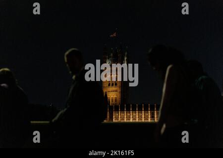 London, Großbritannien. 14. September 2022. Mitglieder der Öffentlichkeit, die sich vor dem britischen Parlament anstellen, um den Sarg von Königin Elizabeth II. Zu sehen, der am 14. September 2022 in London im Londoner Palace of Westminster in der Westminster Hall liegt, Großbritannien.ab dem 14. September 2022 können Mitglieder der Öffentlichkeit ihrer Majestät Königin Elizabeth II. 23 Stunden am Tag Respekt zollen. Eine lange Schlange wird sich 10 Meilen über London erstrecken, und es wird erwartet, dass sich in den nächsten Tagen bis zur Beerdigung eine Million Menschen für den Liegenstaat von Königin Elizabeth II. Im Palace of Westminster anschließen werden Stockfoto