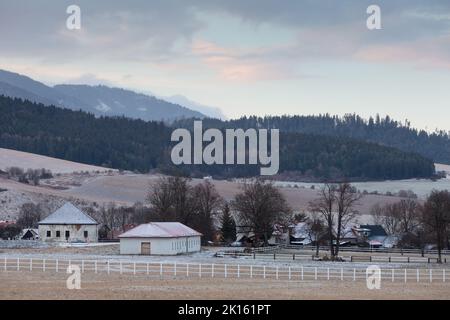 Bauernhof im Dorf Trebostovo in Turiec Region, Slowakei. Stockfoto