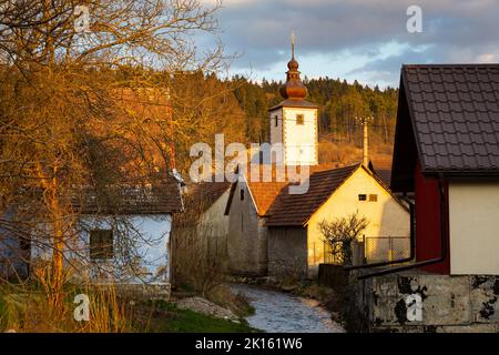 Bach im Dorf Bela-Dulice, Slowakei. Stockfoto