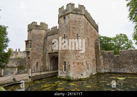 Brunnen Bishop's Palace Torhaus und Graben Stockfoto