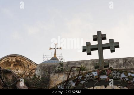 Kreuze durchkreuzen die Skyline über der Grabeskirche Stockfoto