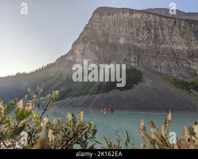 Kanu auf dem Lake Louise unter dem Berggipfel Stockfoto