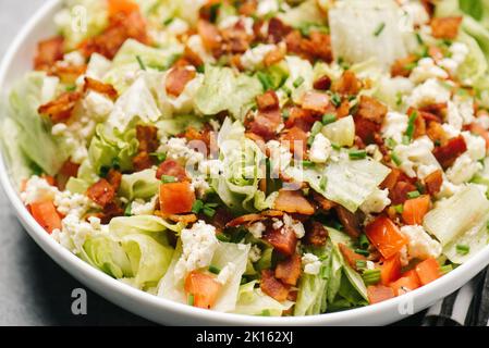 Keil-Chop-Salat mit Speck und Blauschimmelkäse Stockfoto