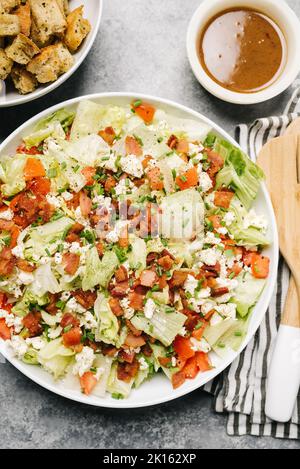 Keil-Chop-Salat mit Blau und Speck Stockfoto