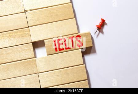 Holzblöcke mit dem Text ielts - International English Language Testing System. Stockfoto