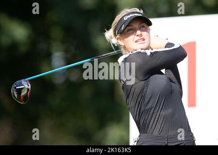 25. August 2022: Charley Hull aus England schlägt in der ersten Runde während der CP Womens Open im Ottawa Hunt & Golf Club in Ottawa, Kanada, ab. Daniel Lea/CSM Stockfoto