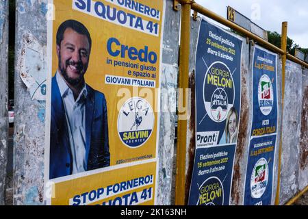 Rom, Italien. 15. September 2022. Plakate und Buswerbung reisen durch die Stadt mit Plakaten verschiedener politischer Parteiführer vor den bevorstehenden Parlamentswahlen am 25. September zur Erneuerung der Abgeordnetenkammer und des Senats der Republik. Am 25. September 2022 werden die Wähler alle Mitglieder der beiden Kammern des italienischen parlaments wählen. Nach einem Verfassungsreferendum wird die Größe der Kammern auf 400 Mitglieder in der Abgeordnetenkammer und 200 im Senat halbiert. Hier ist die Sitzverteilung der Abgeordnetenkammer. (Foto von Andrea Ronchini/Pacif Stockfoto