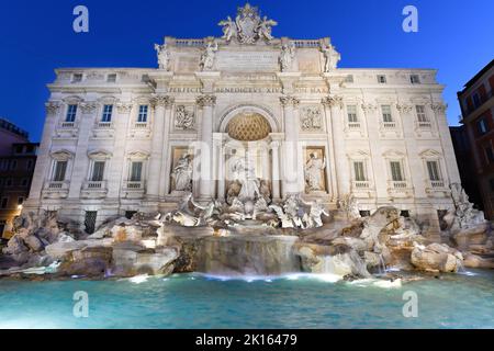 Trevi-Brunnen Rom Nacht / Sonnenaufgang Fontana di Trevi vor Sonnenaufgang / Dämmerung Italien Nicola Salvi & Giuseppe Pannini Roma keine Menschen Touristenattraktionen Stockfoto