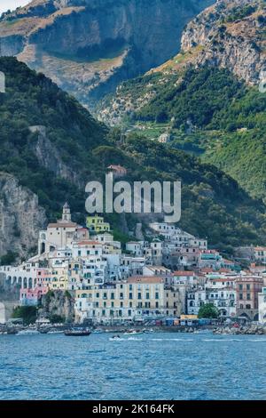 amalfikuste-mit-dem-boot-italien-malerische-aussicht-auf-clif-hafen-hafengebirge-und-hugel-wunderschone-stadt-stadte-strand-strande-2k164fk.jpg