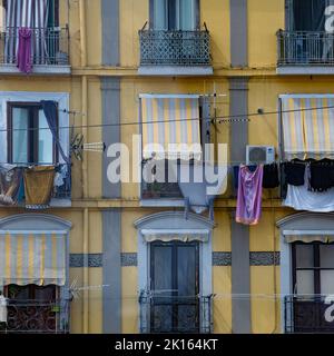 Farbenfrohe Gebäude und eurpoeanische Fenster an der Amalfiküste - Italien Stockfoto