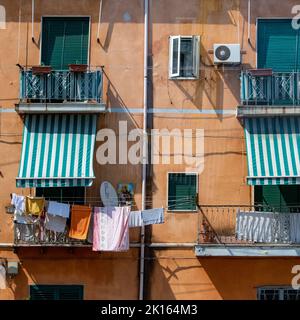 Farbenfrohe Gebäude und eurpoeanische Fenster an der Amalfiküste - Italien Stockfoto