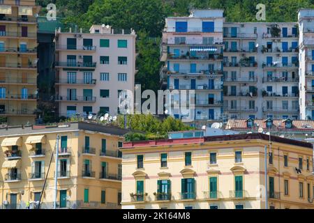 Farbenfrohe Gebäude und eurpoeanische Fenster an der Amalfiküste - Italien Stockfoto