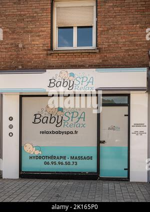 Europa, Frankreich, Dunkerque - 9. Juli 2022: Nahaufnahme des Baby Spa bietet entspannende Hydrotherapie und Massagen für Babys. Weiße und aquablaue Fassade in der Stirn Stockfoto