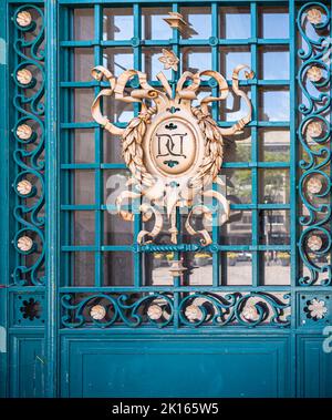 Europa, Frankreich, Dunkerque - 9. Juli 2022: Nahaufnahme eines goldenen Wappens an der Haupteingangstür des Rathauses mit azurblauem Metallrahmen Stockfoto