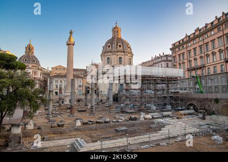 Römische archäologische Ausgrabung - das antike Rom Ruinen Trajans Forum archäologische Mauern und Säulen - italienische Steinkiefern Pinus pinea rund um historische Stätten Stockfoto