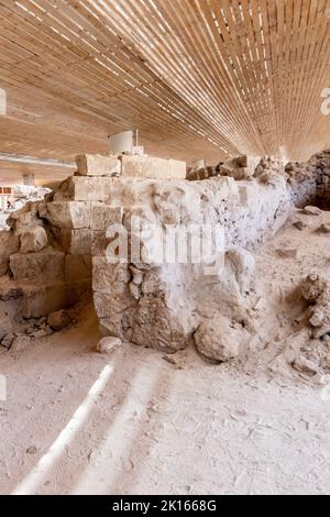 Akrotiri Ausgrabungshäuser und Töpferei Siedlung aus der Zykladen-Bronzezeit auf Santorin Griechenland - antike minoische Ausgrabungsstätte und Graben mit Töpferei Stockfoto