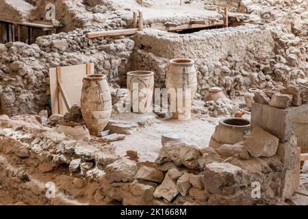 Akrotiri Ausgrabungshäuser und Töpferei Siedlung aus der Zykladen-Bronzezeit auf Santorin Griechenland - antike minoische Ausgrabungsstätte und Graben mit Töpferei Stockfoto