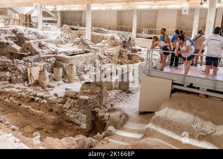 Akrotiri Ausgrabungshäuser und Töpferei Siedlung aus der Zykladen-Bronzezeit auf Santorin Griechenland - antike minoische Ausgrabungsstätte und Graben mit Töpferei Stockfoto