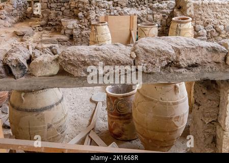 Akrotiri Ausgrabungshäuser und Töpferei Siedlung aus der Zykladen-Bronzezeit auf Santorin Griechenland - antike minoische Ausgrabungsstätte und Graben mit Töpferei Stockfoto